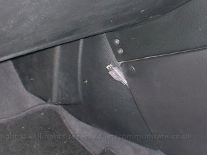 Footwell USB.jpg - Here you can see a easy access USB port